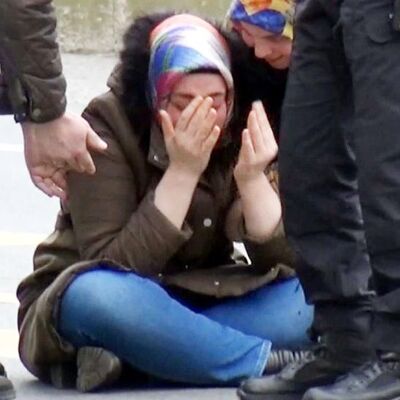 Karşısında onları görünce yola atladı!