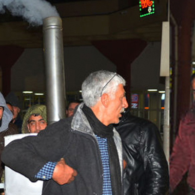 Isınmak için öyle bir yöntem buldu ki görenler şaşkına döndü