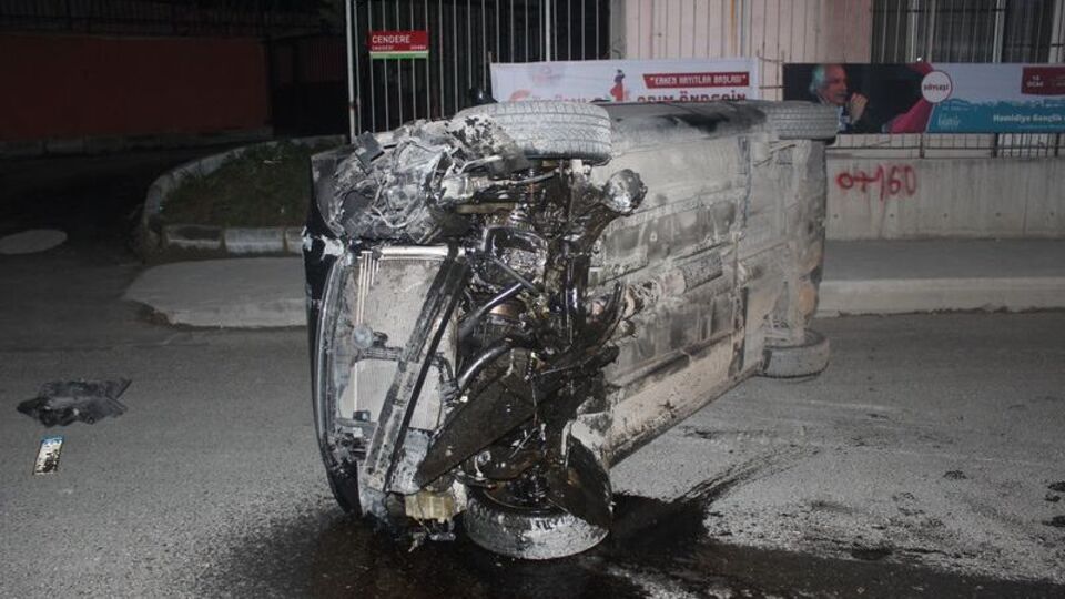 Kaldırıma çarpan otomobil takla attı: 1 yaralı