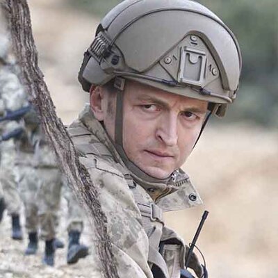 Ünlü oyuncu Kıdemli Yüzbaşı oldu