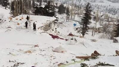 Cami ve 4 evin üzerine çığ düştü