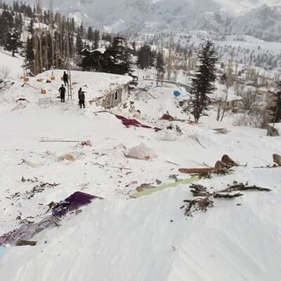 Cami ve 4 evin üzerine çığ düştü