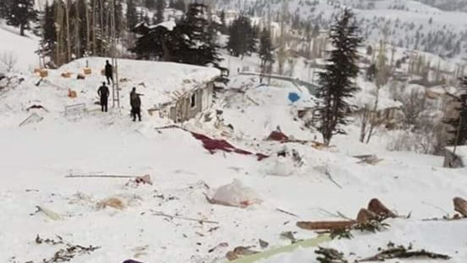 Cami ve 4 evin üzerine çığ düştü