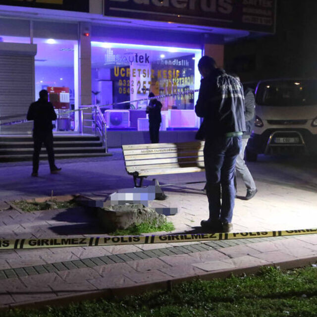 Adana'da kaldırımda ceset bulundu