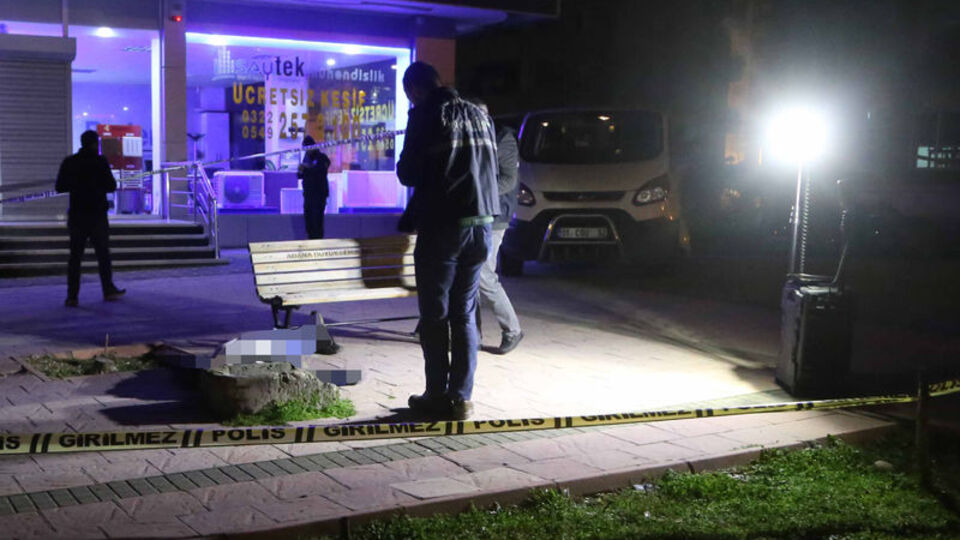 Adana'da kaldırımda ceset bulundu