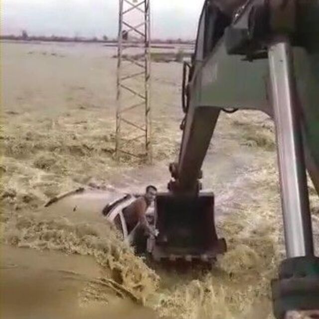 Sele kapılan araçta 2 kişi... İnanılmaz kurtuluş anları