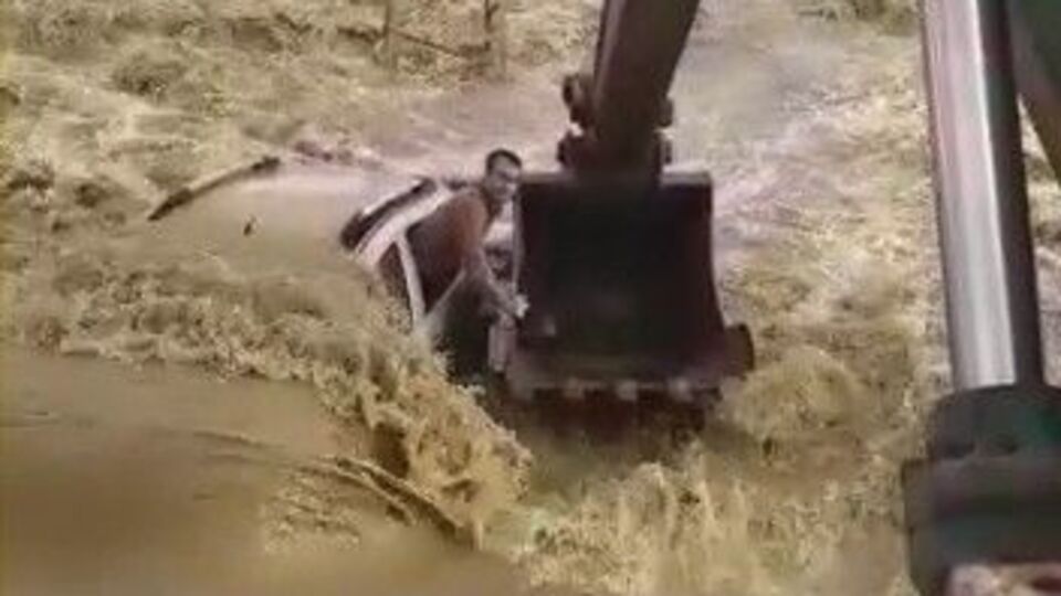 Sele kapılan araçta 2 kişi... İnanılmaz kurtuluş anları