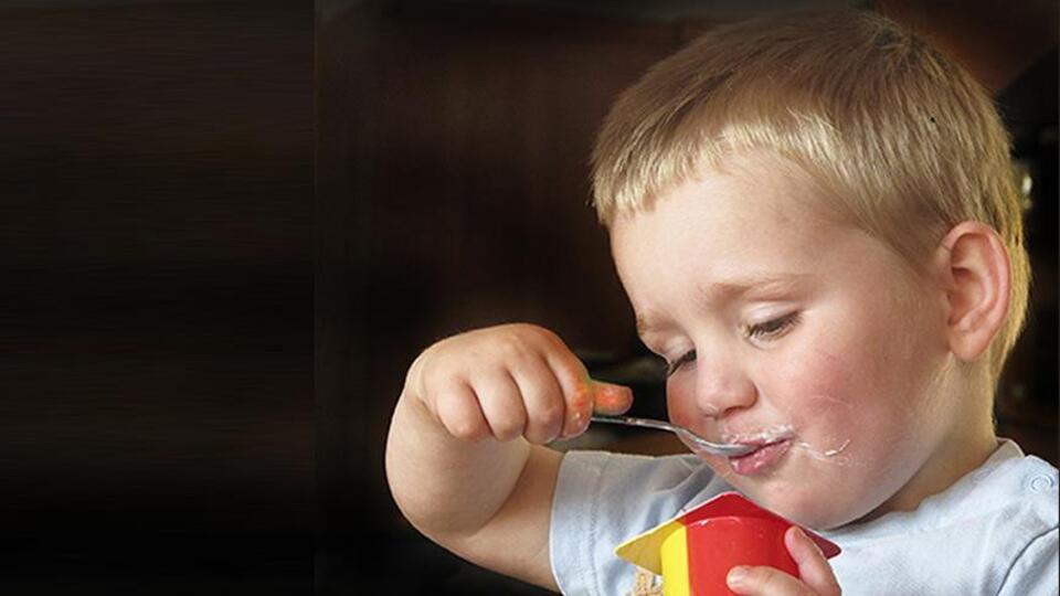 Bebeğinize sakın meyveli yoğurt vermeyin!