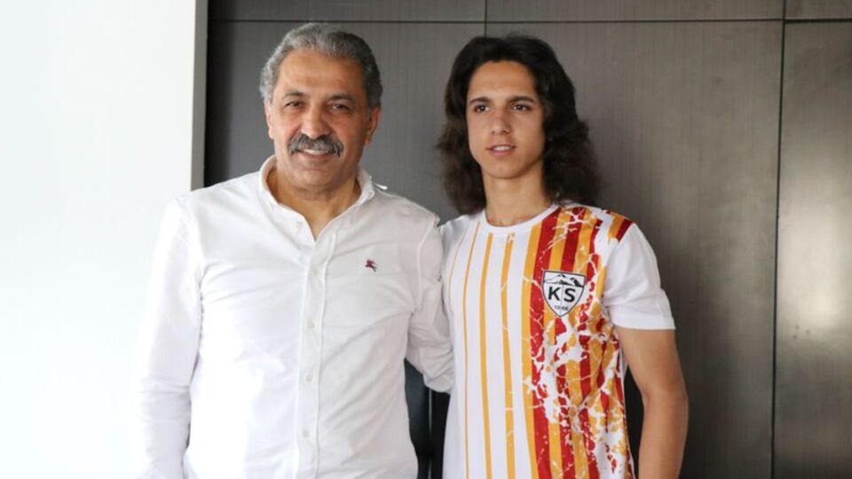 Kayserispor'da 15 yaşındaki futbolcuya sözleşme