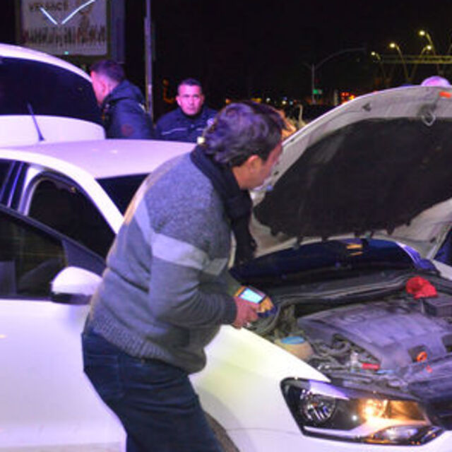 'Dur' ihtarına uymadı, otomobili polislerin üzerine sürdü
