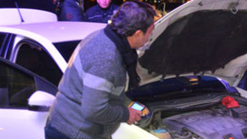 'Dur' ihtarına uymadı, otomobili polislerin üzerine sürdü