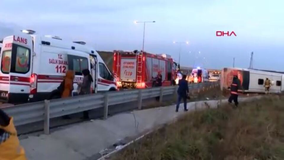 İstanbul'da otobüs devrildi! Yaralılar var!