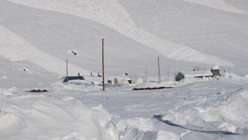 2 hafta aralıksız yağdı... Bugün ilçe merkezine çığ düştü