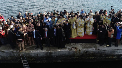 Denize haç atılırken ezan okununca...