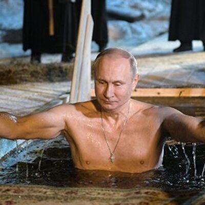 Vladimir Putin buz gibi suya girdi