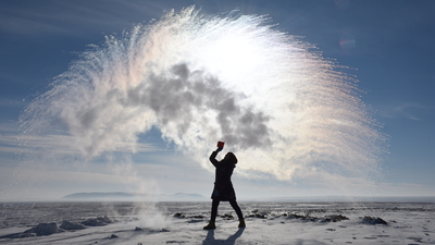 Eksi 20 derecede kaynar su havada böyle dondu!