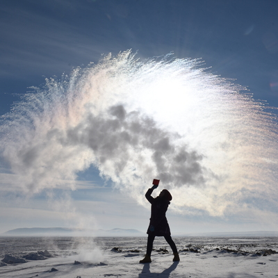 Eksi 20 derecede kaynar su havada böyle dondu!