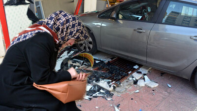 Vitesleri karıştırınca otomobille markete girdi, eşi fenalık geçirdi