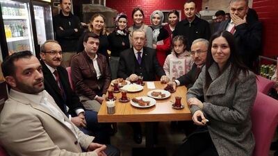 Cumhurbaşkanı Erdoğan, vatandaşlarla çay içip simit yedi