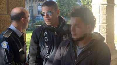 Babasını duşta bıçakladı! Bıçak kırılınca darp etti!