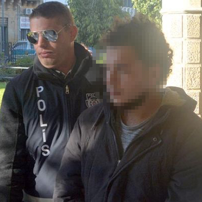 Babasını duşta bıçakladı! Bıçak kırılınca darp etti!