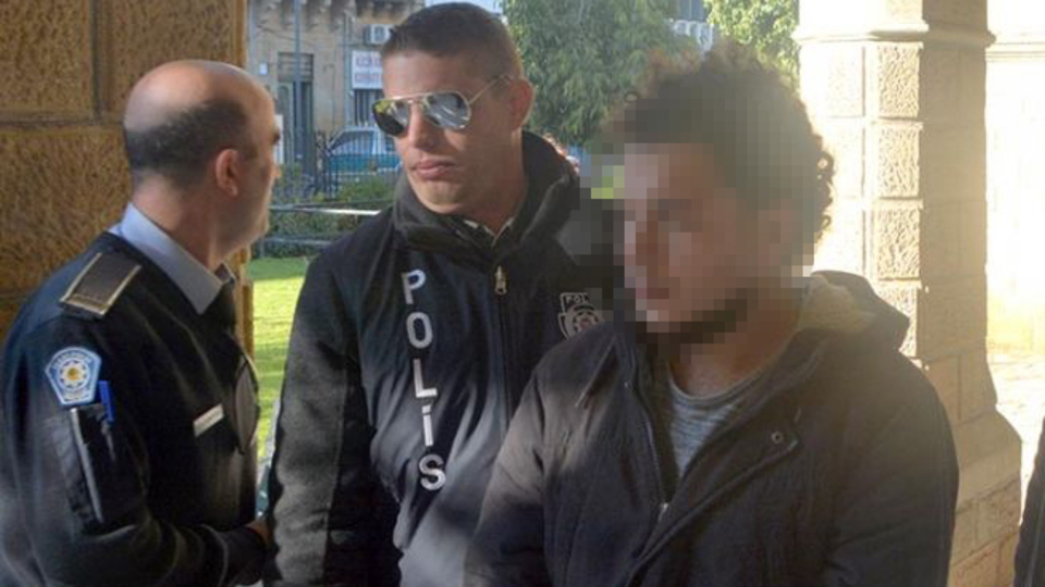 Babasını duşta bıçakladı! Bıçak kırılınca darp etti!