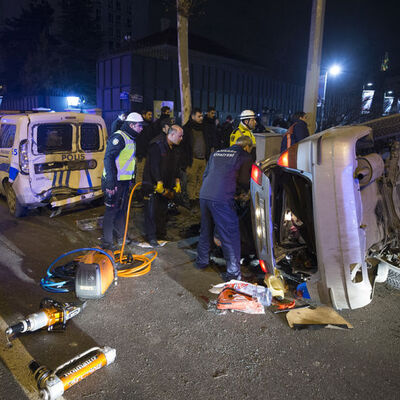Kontrolden çıkan araç dehşet saçtı: 1'i polis, 4 yaralı