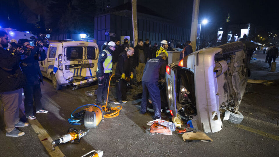 Kontrolden çıkan araç dehşet saçtı: 1'i polis, 4 yaralı