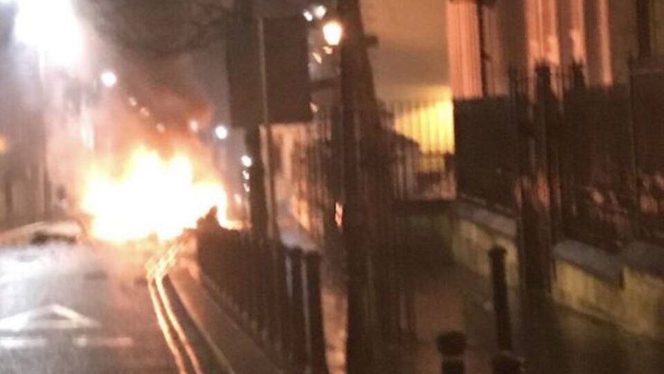 Kuzey İrlanda'da bombalı araç infilak ettirildi!