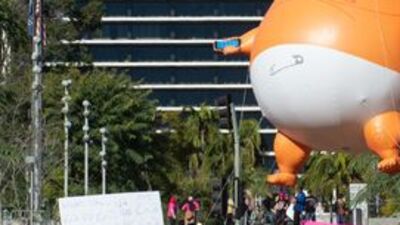 On binlerce kadın Trump'a karşı yürüdü!