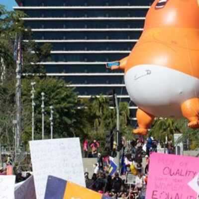 On binlerce kadın Trump'a karşı yürüdü!