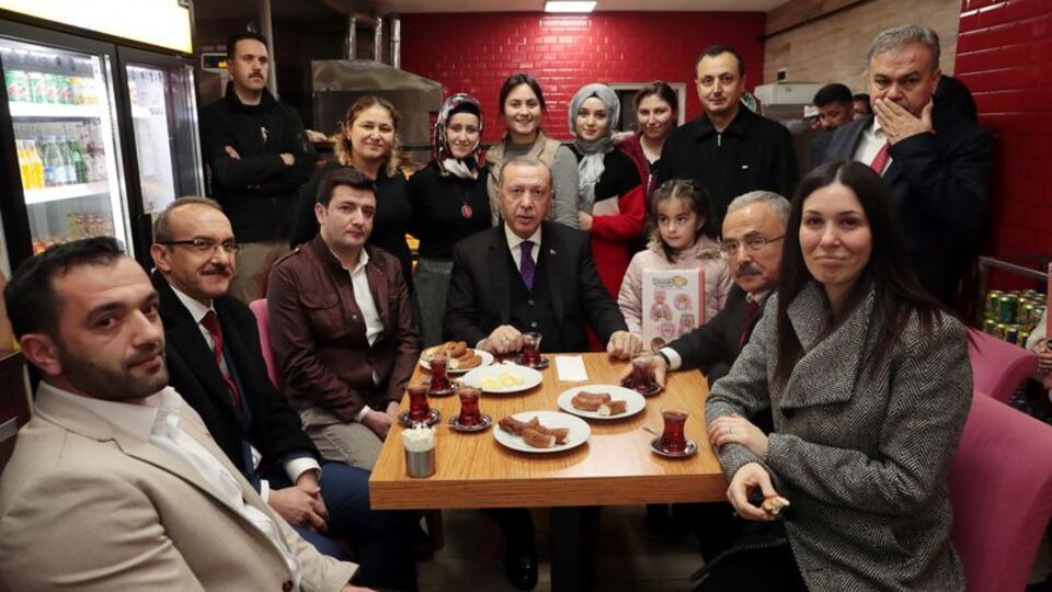 Cumhurbaşkanı Erdoğan'dan vatandaşlarla çay simit sohbeti