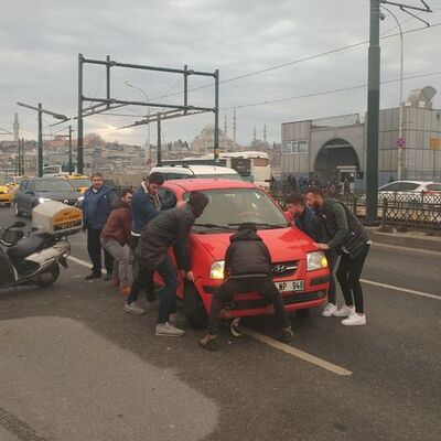 Tıkanan köprü trafiğine vatandaş el attı