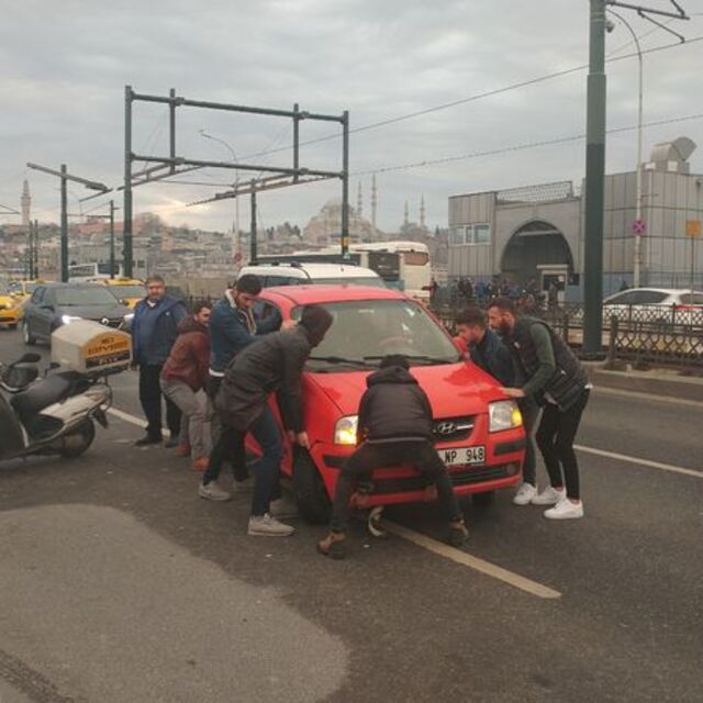 Tıkanan köprü trafiğine vatandaş el attı