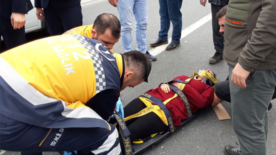 Otoyolda akılalmaz olay! Seyir halindeki araçtan kendini attı