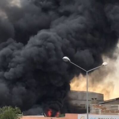 İzmir'de fabrikada büyük yangın