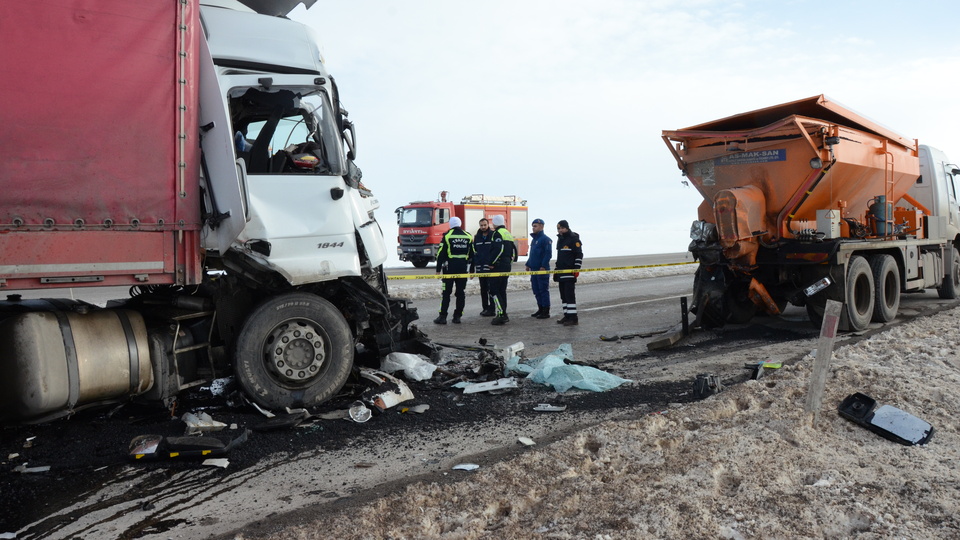 TIR'ın çarptığı işçi hayatını kaybetti