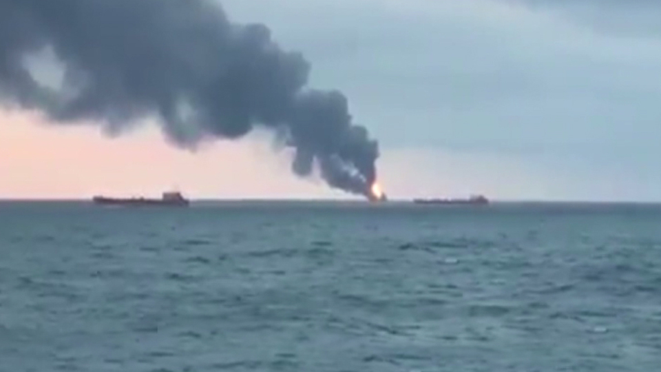 Kerç Boğazı'nda iki gemi alev aldı! Gemilerde Türkler de var!