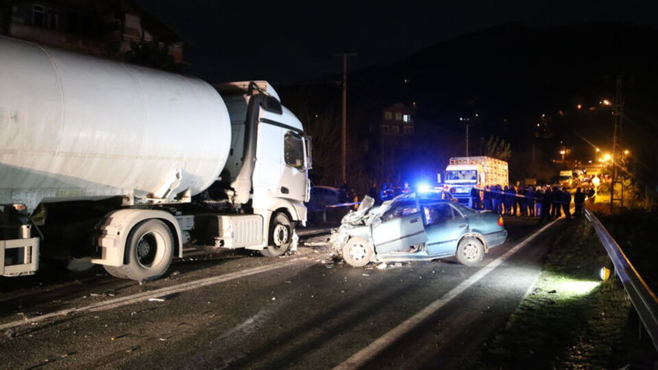 Ordu'da feci kaza! Akaryakıt tankeri ile otomobil çarpıştı!