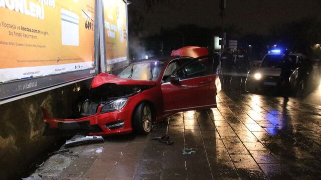 "Dur" ihtarına uymadı, reklam panosuna çarptı