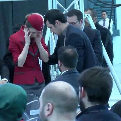 Bakan Turhan'ın konuşması sırasında bir hostes fenalaştı