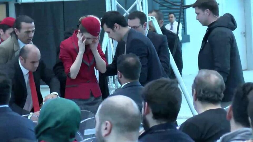 Bakan Turhan'ın konuşması sırasında bir hostes fenalaştı