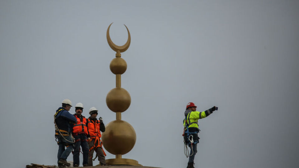 Taksim Camii'nin alemi yerleştirildi