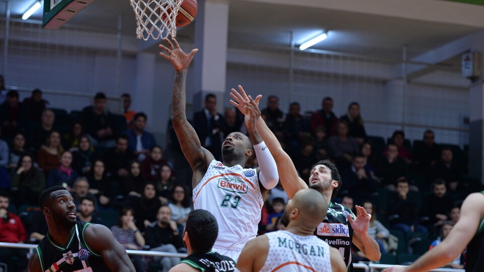 Banvit, evinde güldü