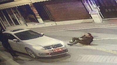 1 kişiye 5 kişi... Yerde kıvranırken geri dönüp araca aldılar