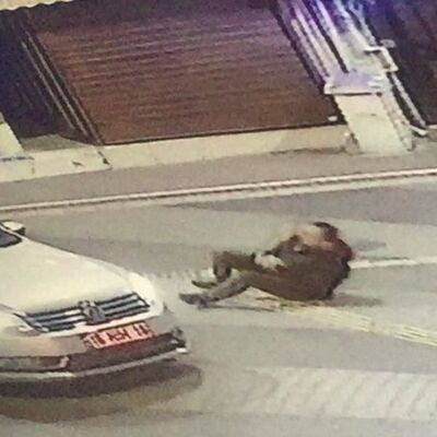 1 kişiye 5 kişi... Yerde kıvranırken geri dönüp araca aldılar