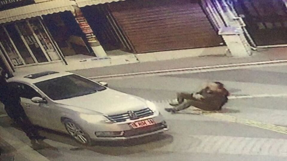 1 kişiye 5 kişi... Yerde kıvranırken geri dönüp araca aldılar