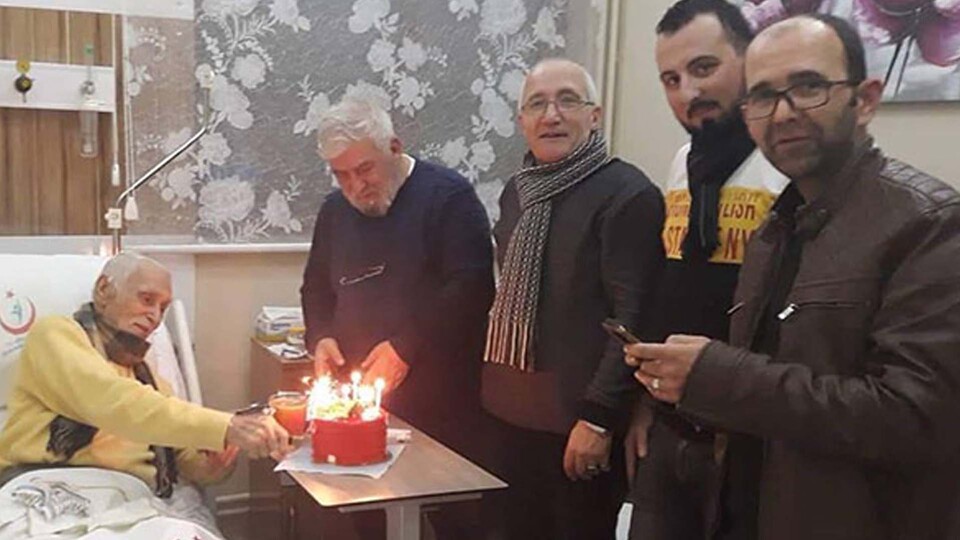 Eşref Kolçak doğum gününü hastanede kutladı