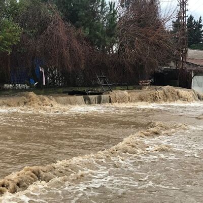 İzmir'de cadde ve sokaklar göle döndü