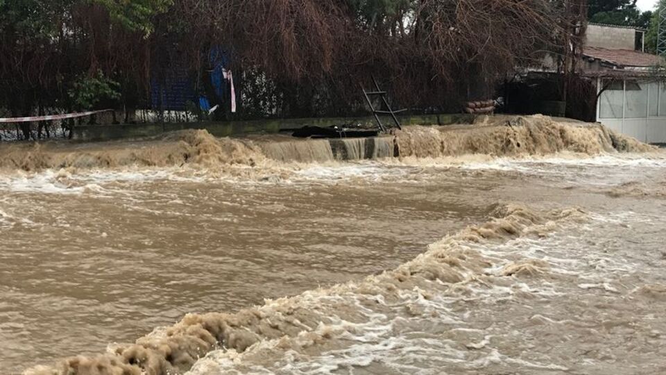 İzmir'de cadde ve sokaklar göle döndü